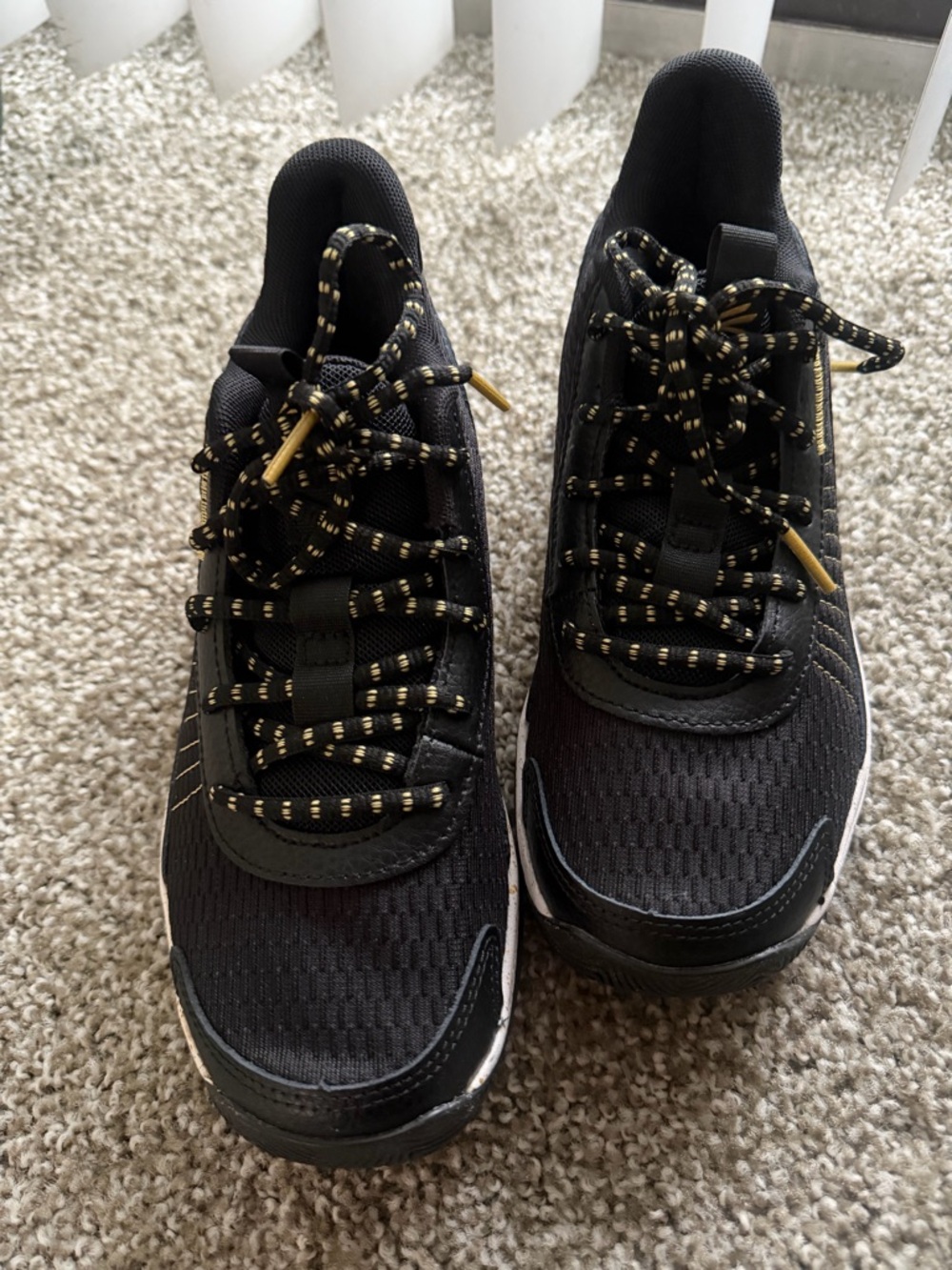 Under Armour Black with Gold Accent Kids Sneakers GS CURRY 3Z7